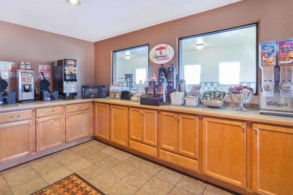 Super 8 By Wyndham Cloverdale Wine Country Exteriör bild